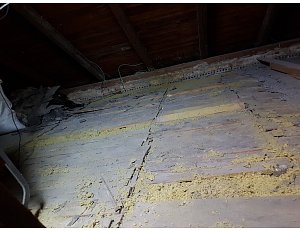 Izolace dutiny trámové stropu foukanou izolací